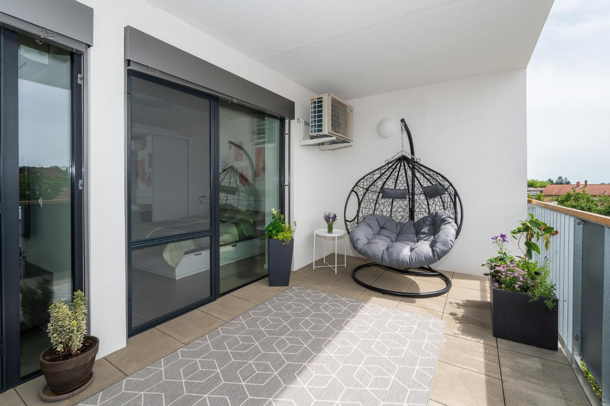 Fully Equipped Apartments With Terraces, Free Garage Parking, Netflix & Ac - By Apartmany Slapanice Cz Exteriér fotografie