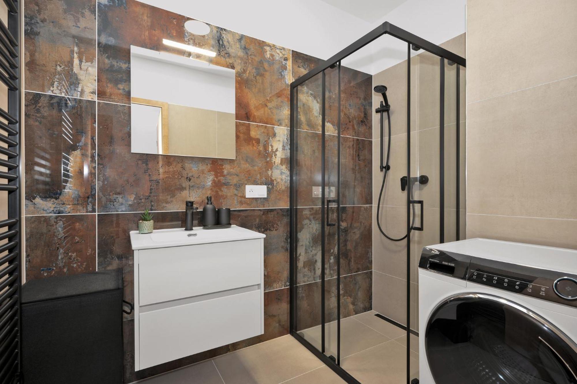 Fully Equipped Apartments With Terraces, Free Garage Parking, Netflix & Ac - By Apartmany Slapanice Cz Exteriér fotografie