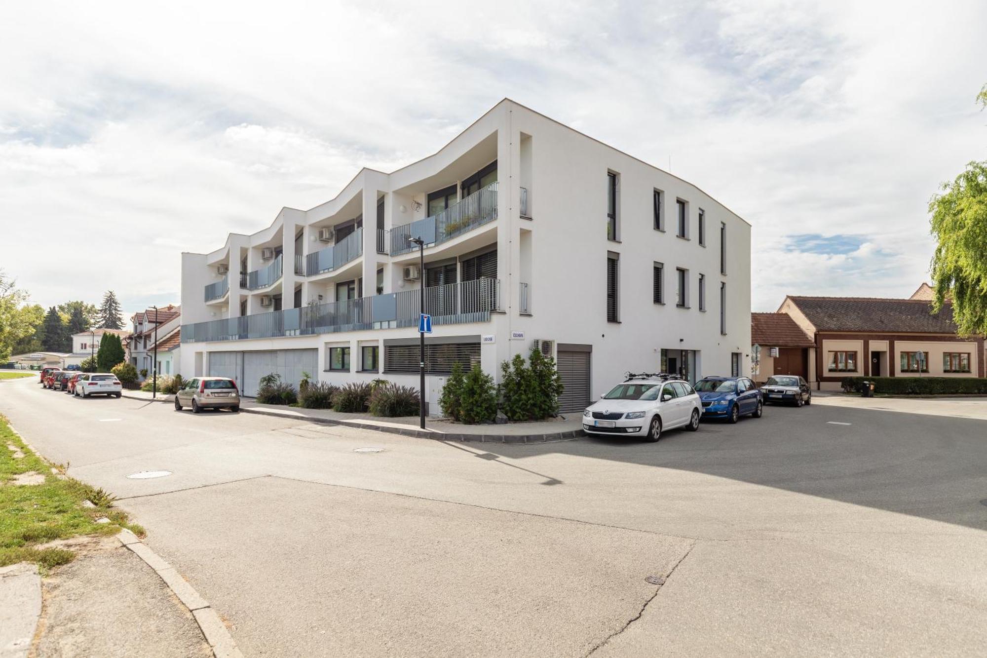 Fully Equipped Apartments With Terraces, Free Garage Parking, Netflix & Ac - By Apartmany Slapanice Cz Exteriér fotografie